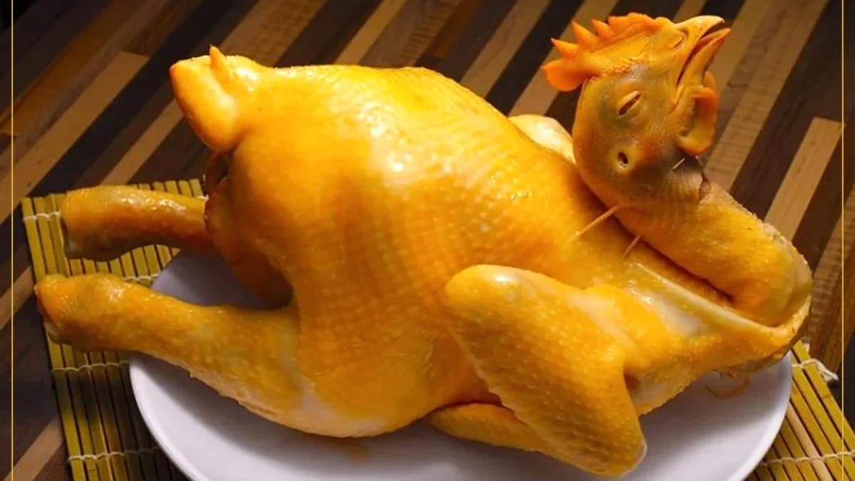 Cách luộc gà cúng cánh tiên đẹp, không rách da cho mâm lễ
